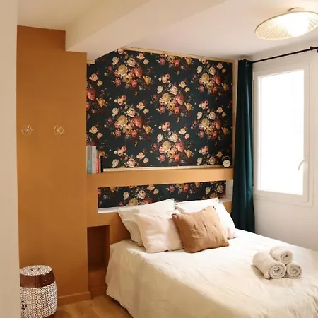 Centre Historique, Ideal Couple Апартаменты Йер