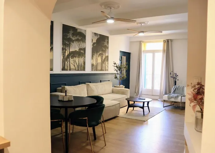 Centre Historique, Ideal Couple *