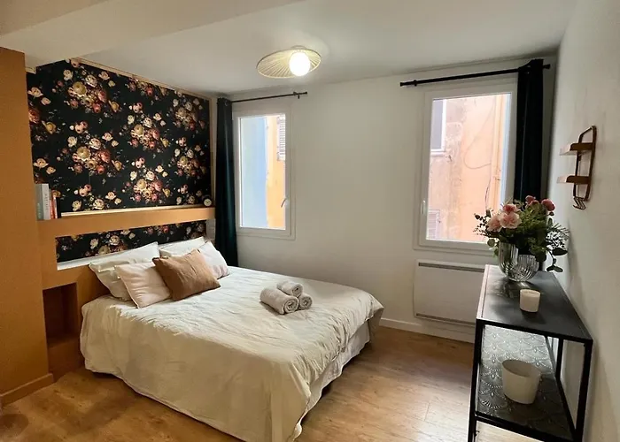 Centre Historique, Ideal Couple Apartment